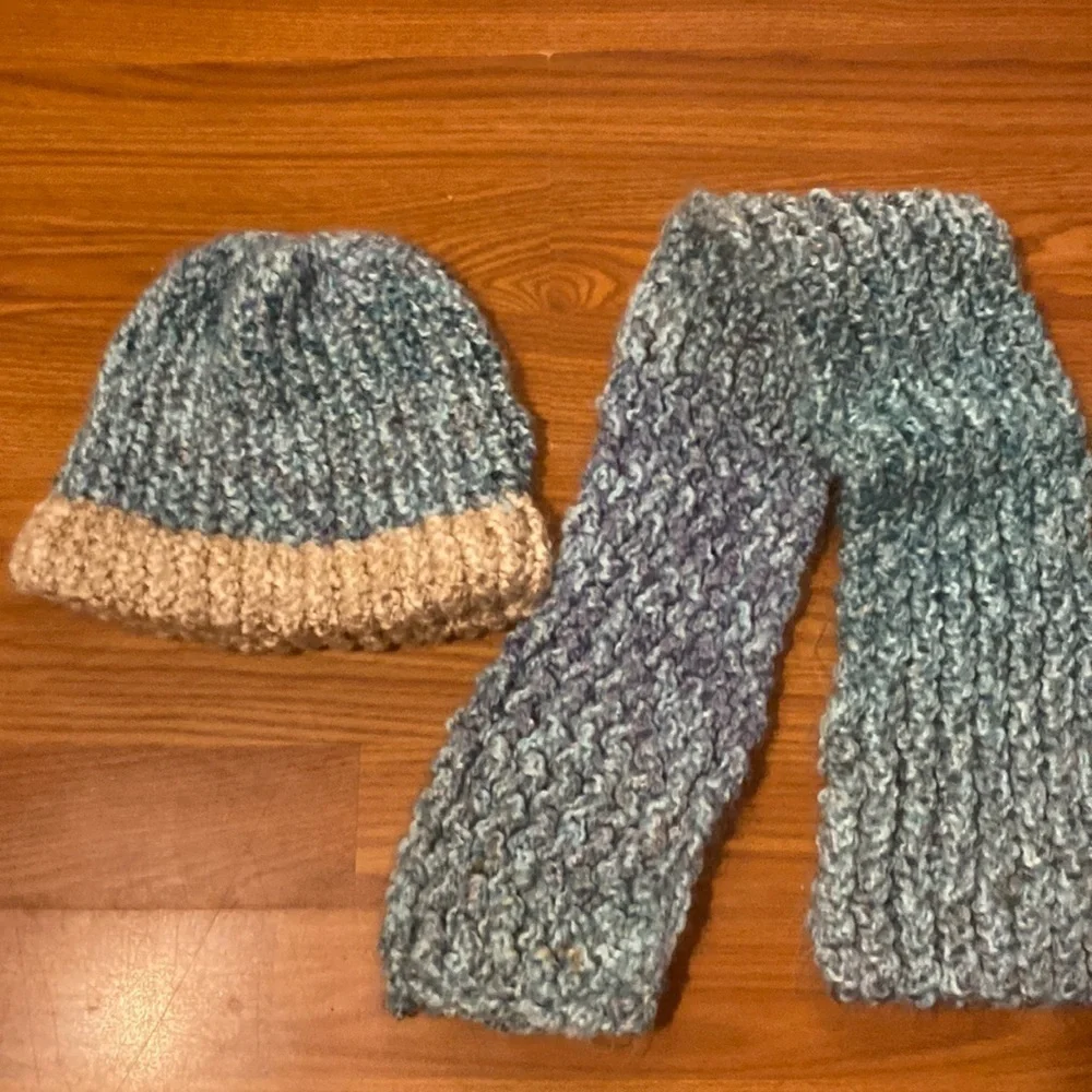 Child’s knitted Hat and Scarf (CF)